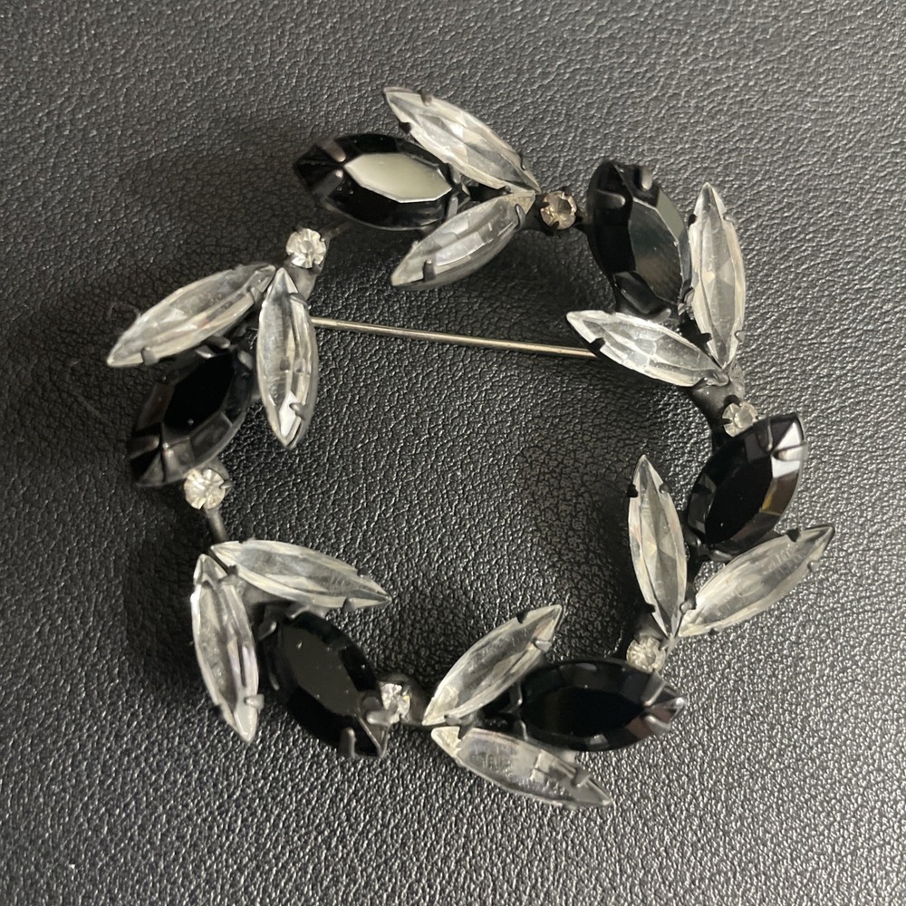 Vintage Japanned Rhinestone Brooch Circle Pin Black & Crystal Marquise Jewelry - Picture 9 of 10